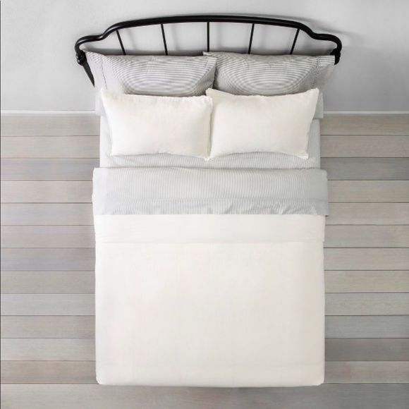 Pair of HEARTH & HAND linen shams - Picture 3 of 3